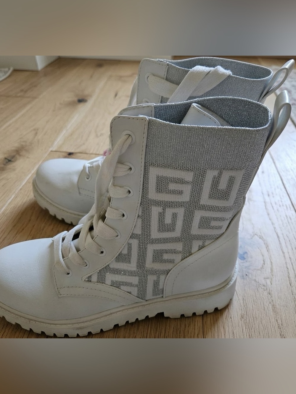 GUESS GWOLINIA Women's White
Faux Leather Platform
Combat&Lace-up Boots Sz.7.5
